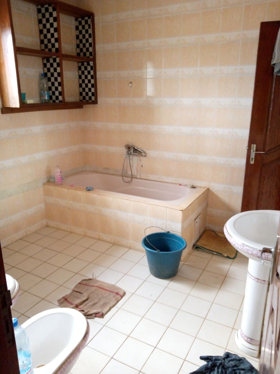 Maison (Concession) à vendre - Yaoundé, Nkomo, Non loin du MINDEF(immeuble de 2 chambres ,2 appartements de 3 chambres et une maison plein pied) - 5 salon(s), 10 chambre(s), 7 salle(s) de bains - 60 000 000 FCFA