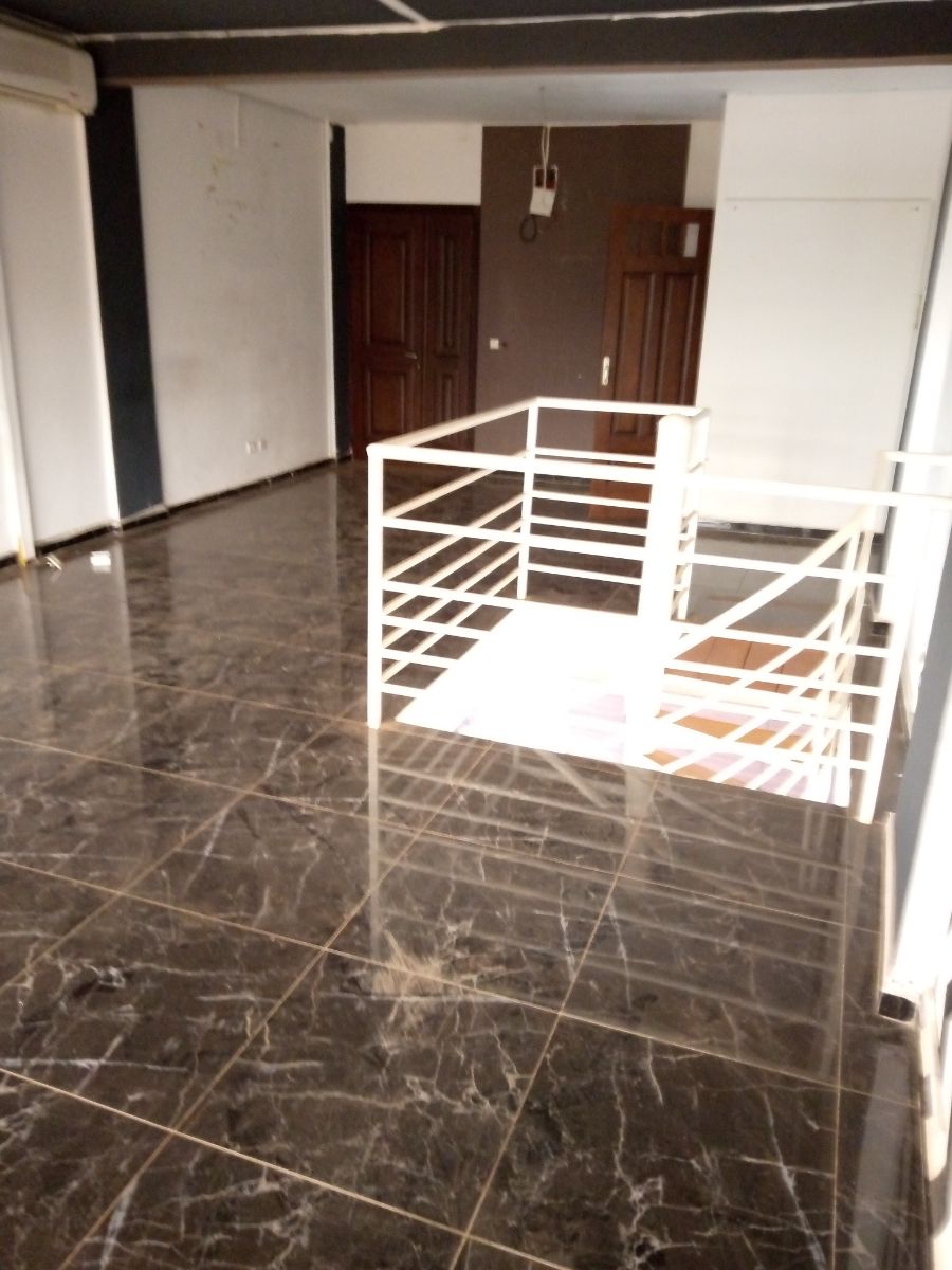 Shop to rent at Yaoundé, Mfandena, Mfandena( boutique avec mezzanine) - 100 m2 - 500 000 FCFA