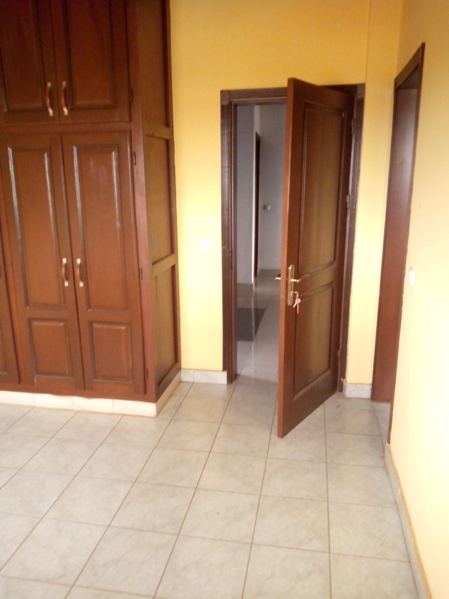 Bureau à louer à Yaoundé, Mfandena, Mfandena - 200 m2 - 380 000 FCFA