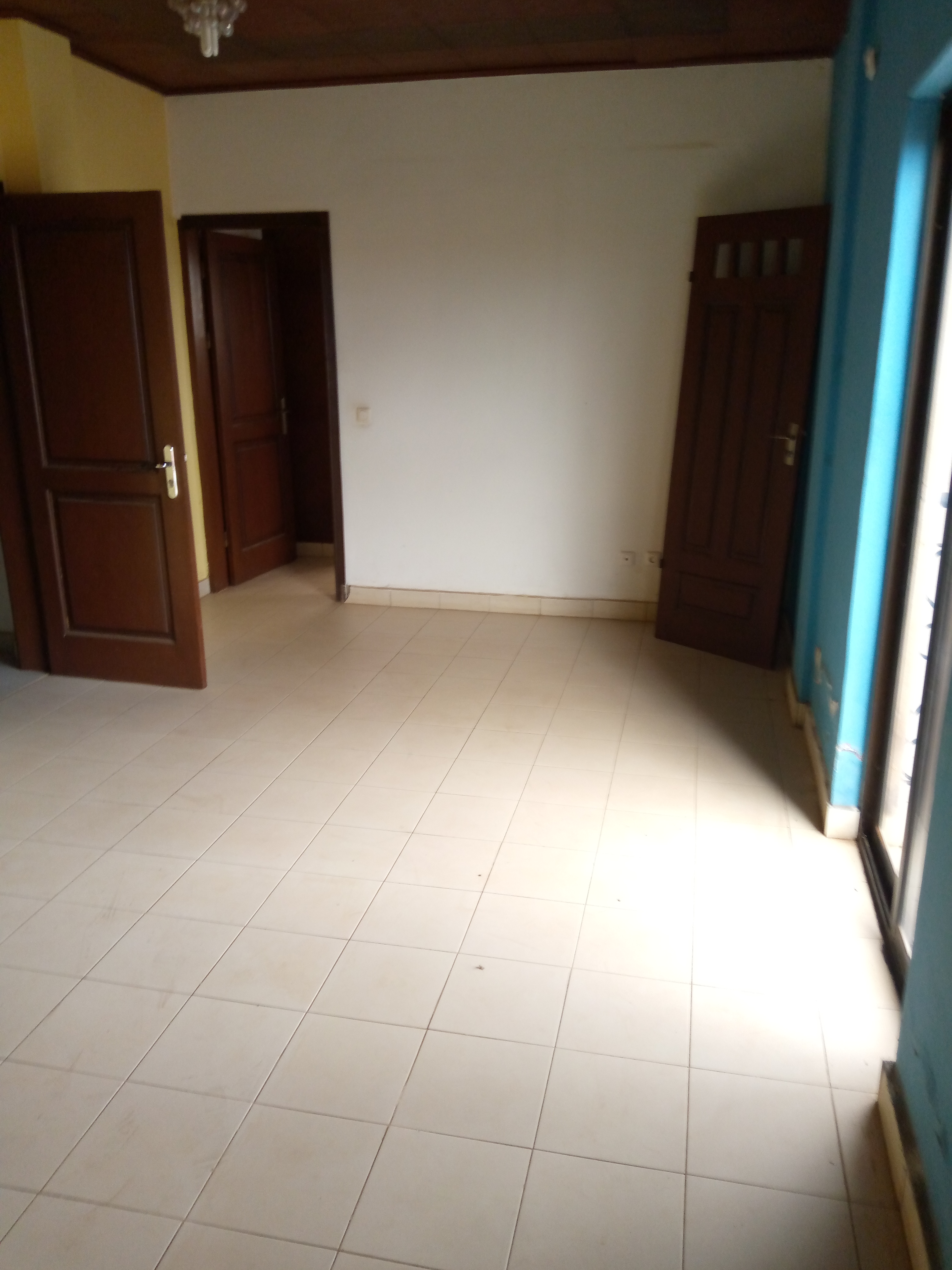 Bureau à louer à Yaoundé, Mfandena, Mfandena - 200 m2 - 380 000 FCFA