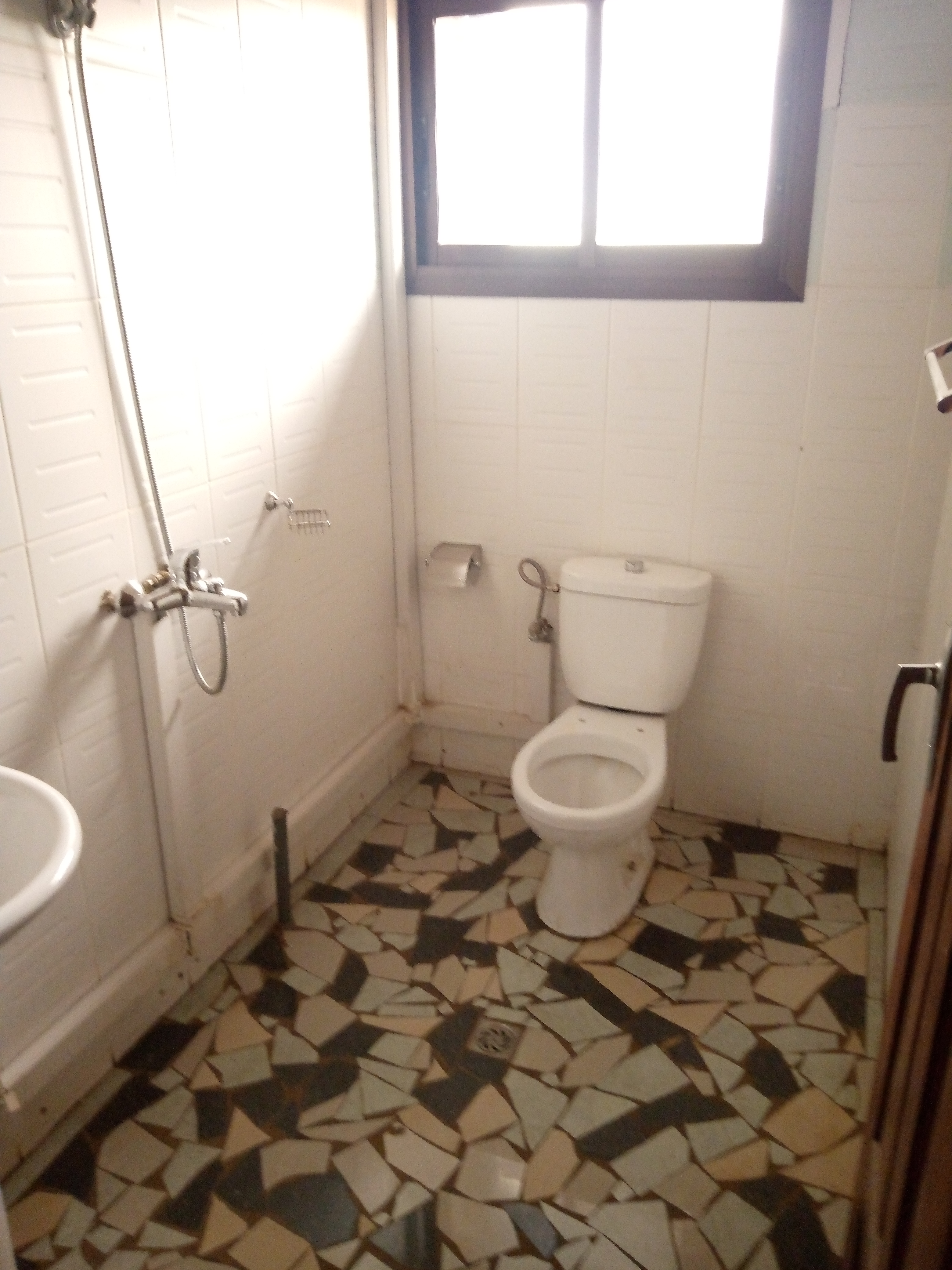 Bureau à louer à Yaoundé, Mfandena, Mfandena - 200 m2 - 380 000 FCFA