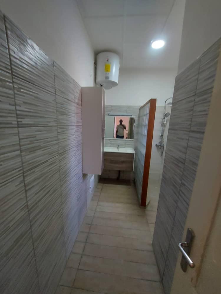 Maison (Villa) à louer - Yaoundé, Bastos, Bastos - 1 salon(s), 4 chambre(s), 5 salle(s) de bains - 2 500 000 FCFA / mois
