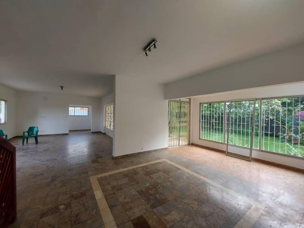 Bureau à louer à Yaoundé, Bastos, Bastos - 2500 m2 - 2 500 000 FCFA