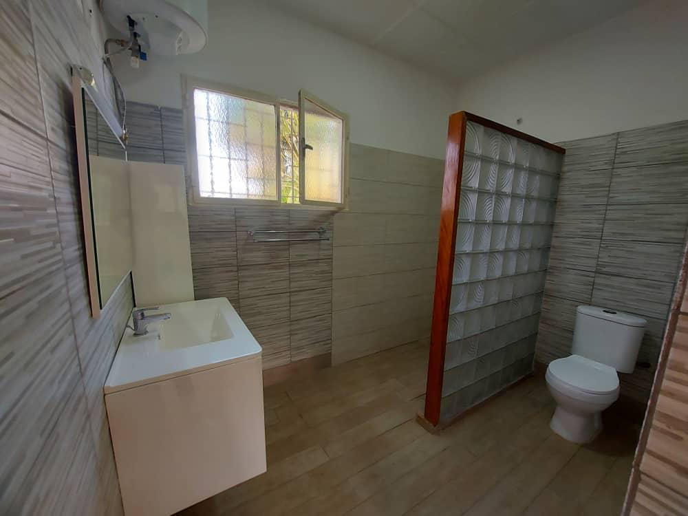 Bureau à louer à Yaoundé, Bastos, Bastos - 2500 m2 - 2 500 000 FCFA