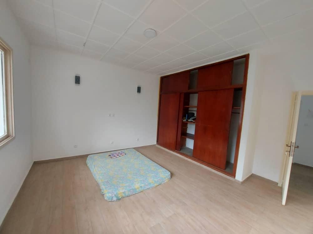 Bureau à louer à Yaoundé, Bastos, Bastos - 2500 m2 - 2 500 000 FCFA