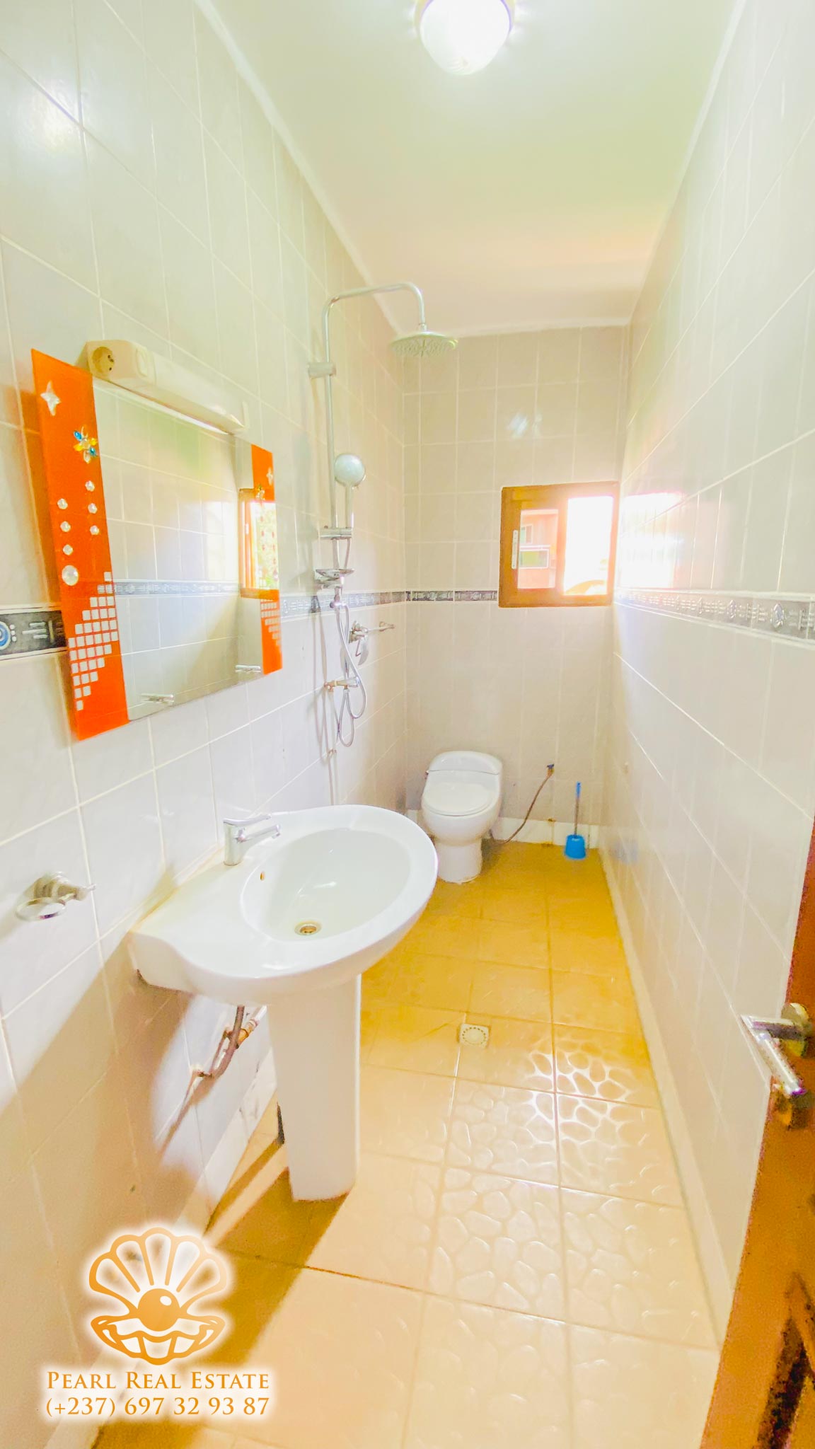 Apartment to rent - Yaoundé, Bastos, Golf - 1 living room(s), 3 bedroom(s), 2 bathroom(s) - 1 000 000 FCFA / month