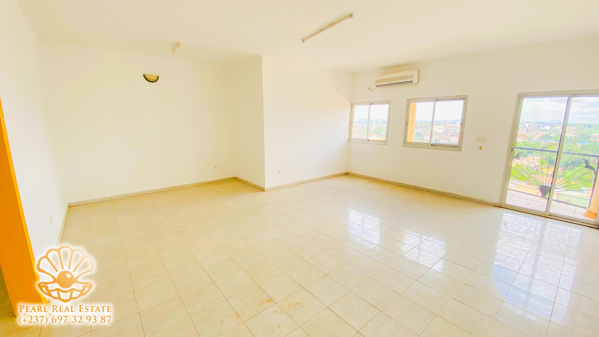 Apartment to rent - Yaoundé, Bastos, Golf - 1 living room(s), 3 bedroom(s), 2 bathroom(s) - 600 000 FCFA / month