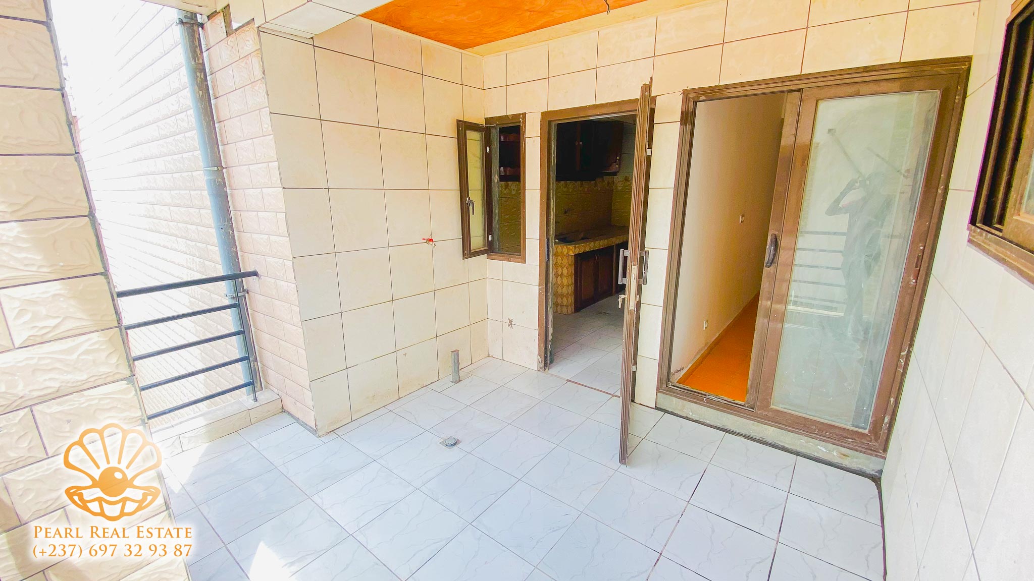 Apartment to rent - Yaoundé, Bastos, Carrefour Bastos - 1 living room(s), 3 bedroom(s), 2 bathroom(s) - 800 000 FCFA / month