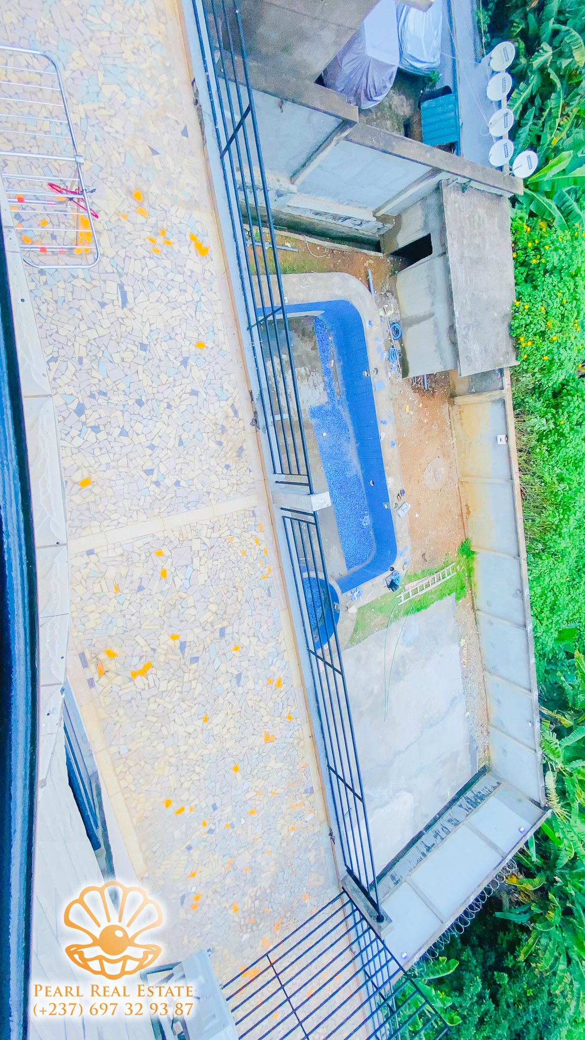 Apartment to rent - Yaoundé, Bastos, Carrefour Bastos - 1 living room(s), 3 bedroom(s), 2 bathroom(s) - 800 000 FCFA / month