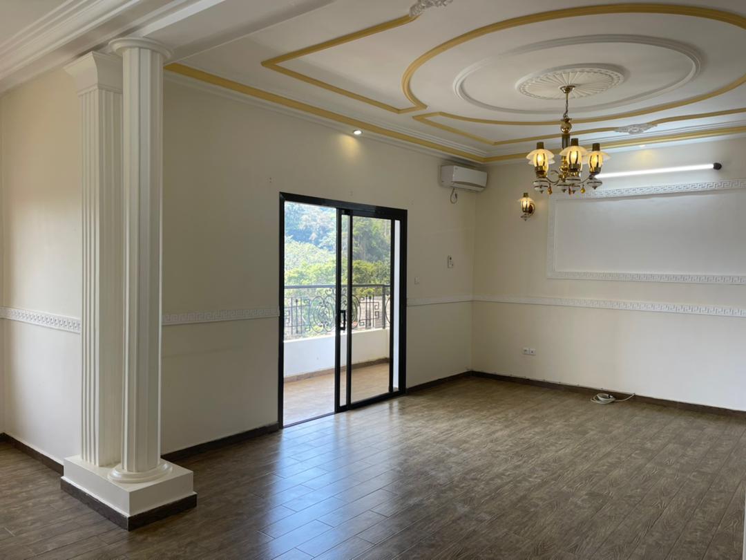 Appartement à louer - Yaoundé, Bastos, Bastos czntre - 1 salon(s), 3 chambre(s), 3 salle(s) de bains - 800 000 FCFA / mois