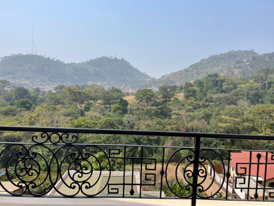 Appartement à louer - Yaoundé, Bastos, Bastos czntre - 1 salon(s), 3 chambre(s), 3 salle(s) de bains - 800 000 FCFA / mois