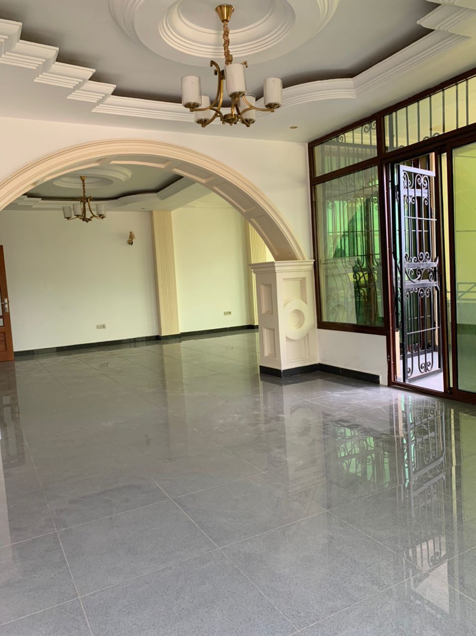 Appartement à louer - Yaoundé, Bastos, Bastos vaste appartement - 3 salon(s), 3 chambre(s), 2 salle(s) de bains - 850 000 FCFA / mois