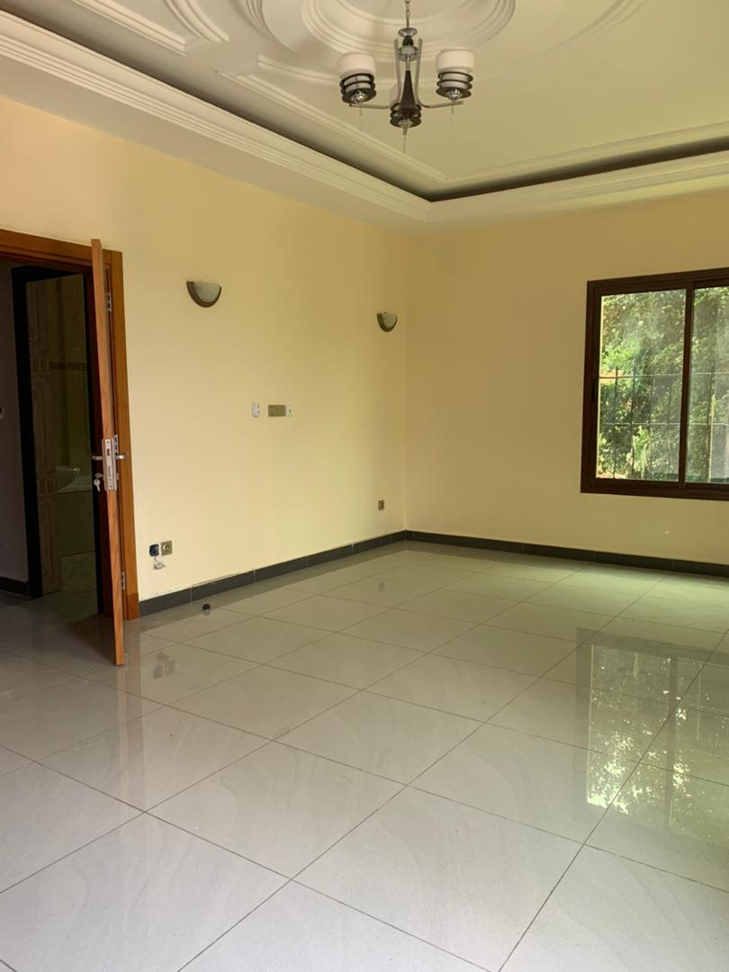 Appartement à louer - Yaoundé, Bastos, Bastos vaste appartement - 3 salon(s), 3 chambre(s), 2 salle(s) de bains - 850 000 FCFA / mois