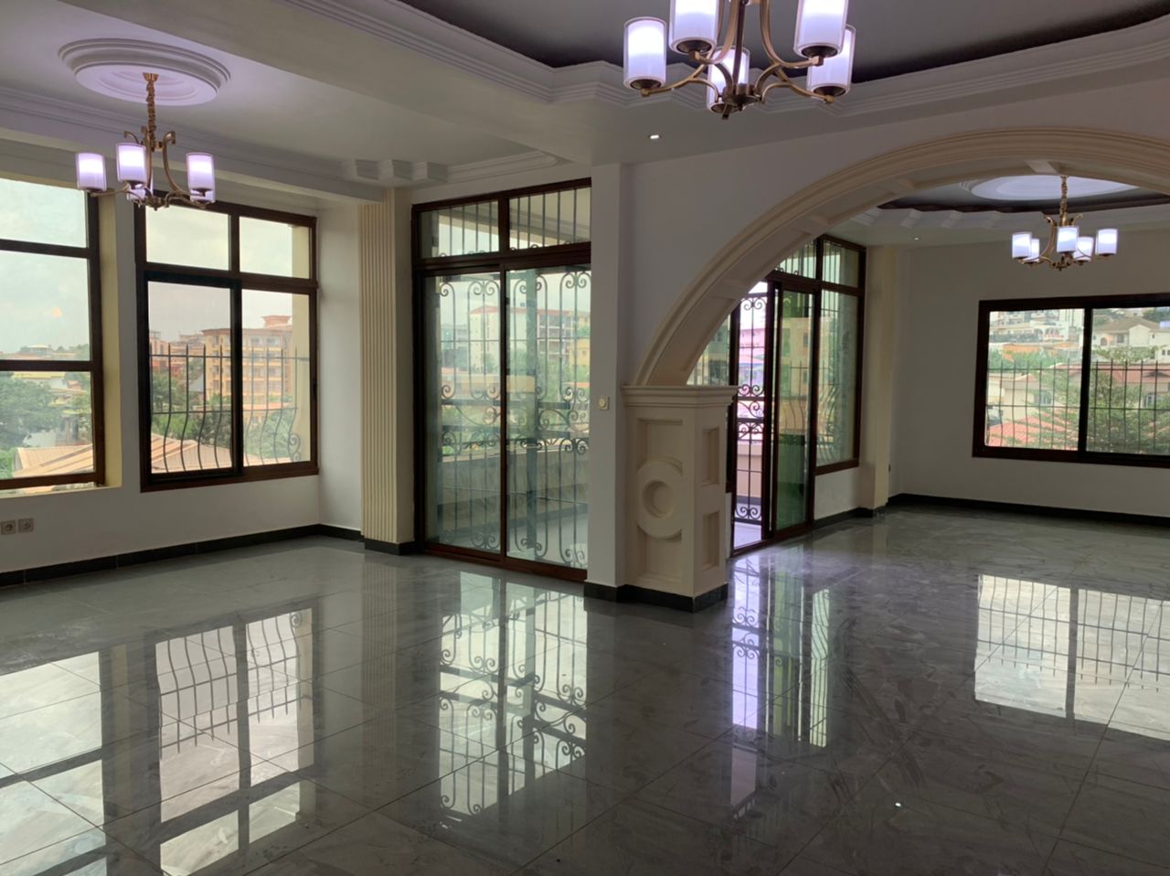Appartement à louer - Yaoundé, Bastos, Bastos vaste appartement - 3 salon(s), 3 chambre(s), 2 salle(s) de bains - 850 000 FCFA / mois