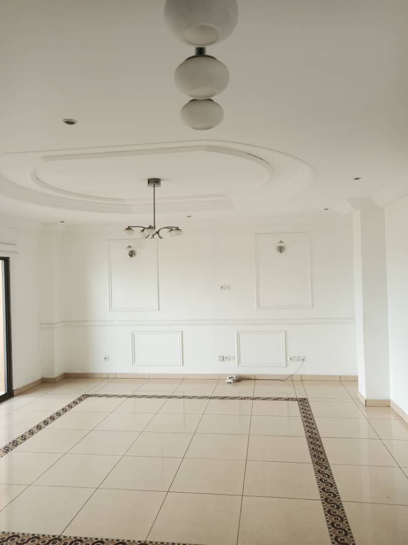 Apartment to rent - Douala, Bonapriso, Bonapriso - 1 living room(s), 3 bedroom(s), 2 bathroom(s) - 1 200 000 FCFA / month