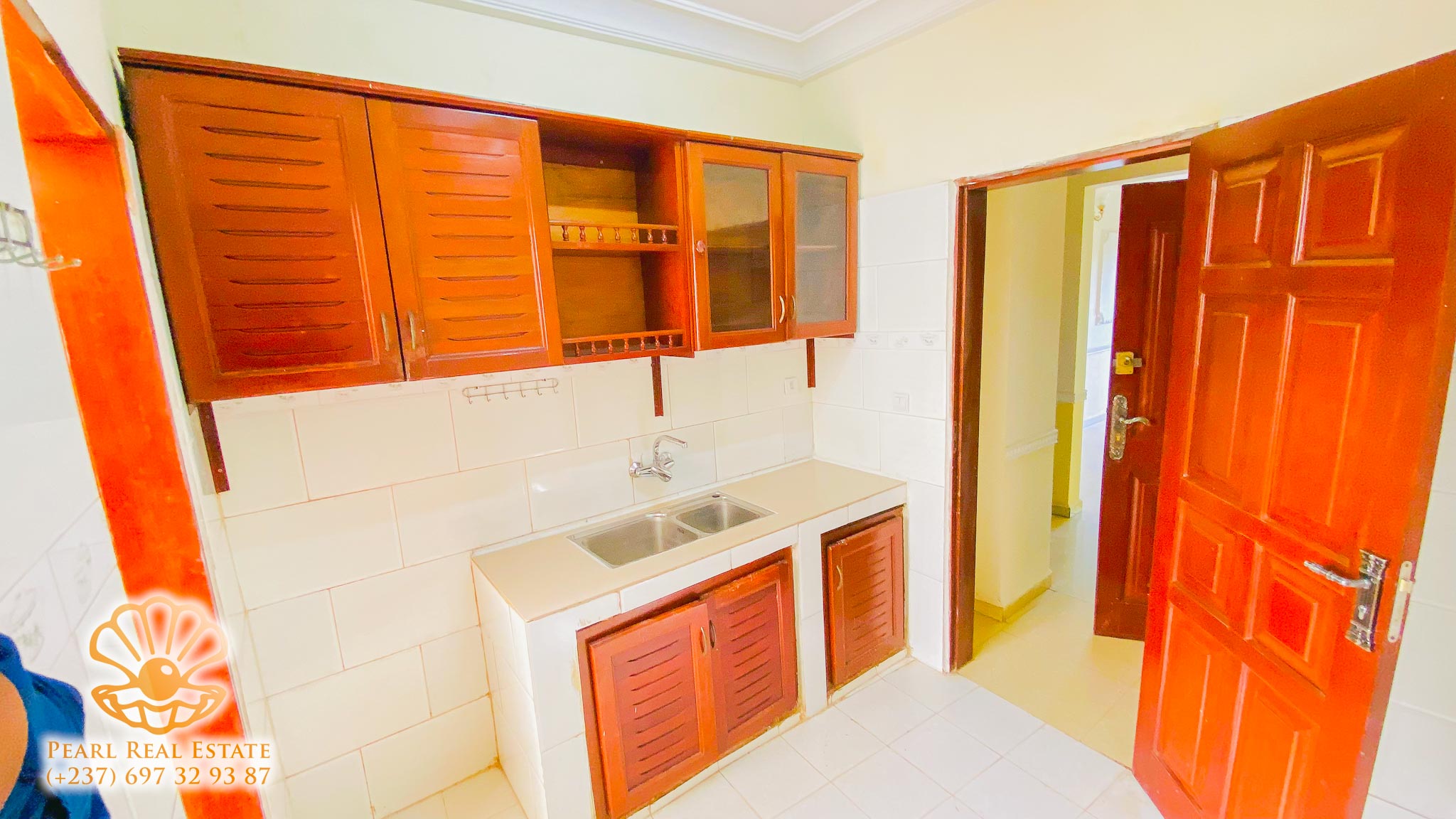 Apartment to rent - Yaoundé, Bastos, Nouvelle Route Bastos - 1 living room(s), 3 bedroom(s), 2 bathroom(s) - 600 000 FCFA / month