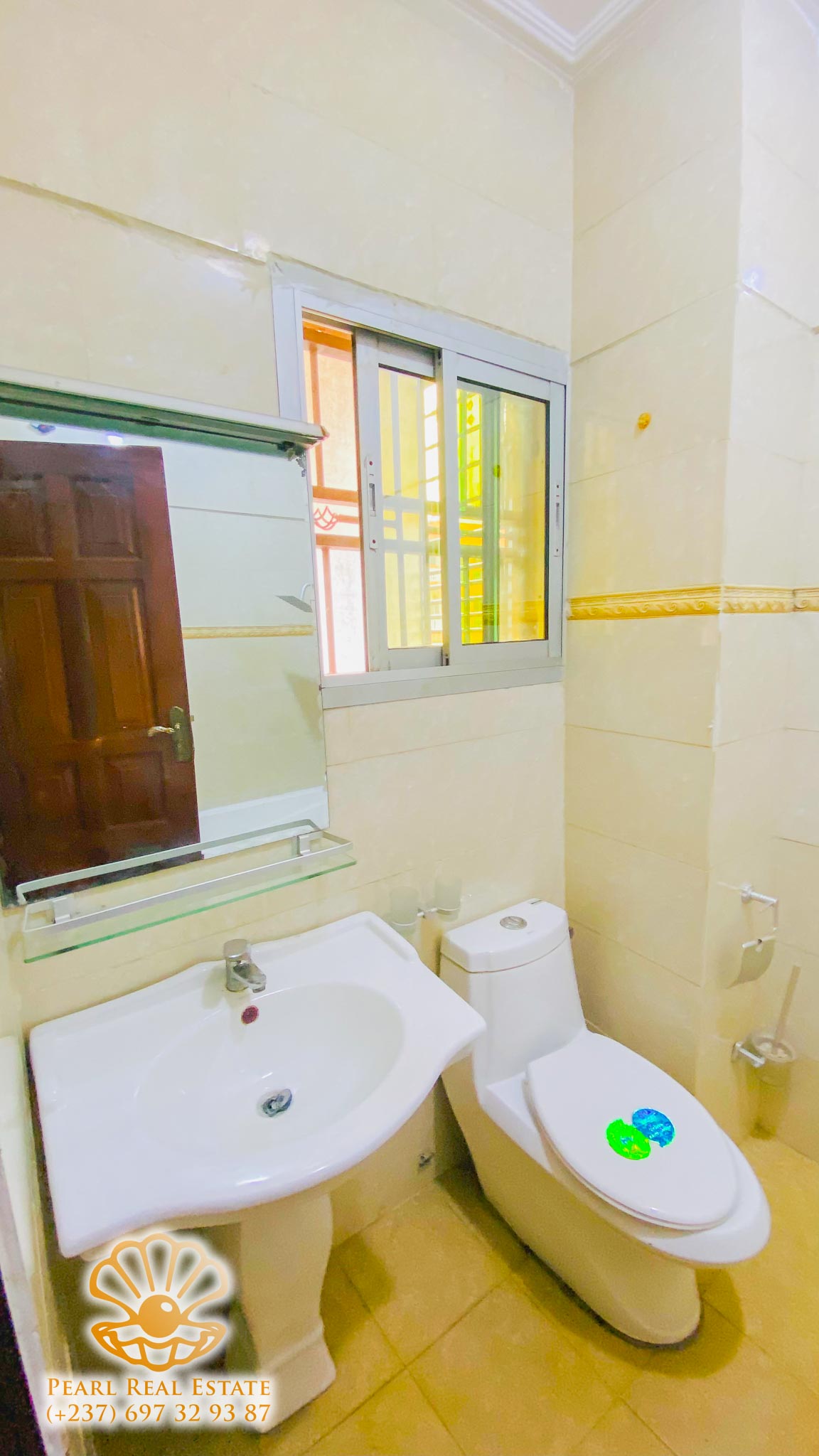 Apartment to rent - Yaoundé, Bastos, Nouvelle Route Bastos - 1 living room(s), 3 bedroom(s), 2 bathroom(s) - 600 000 FCFA / month