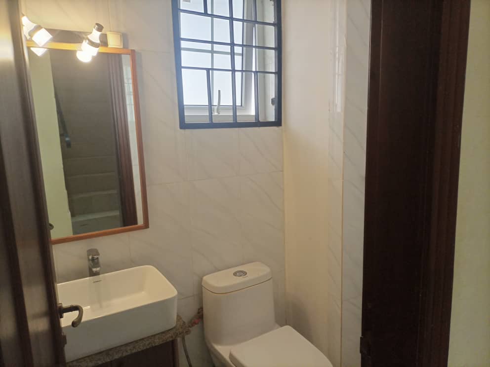 Appartement à louer - Yaoundé, Bastos, Bastos  (appartement duplex avec piscine, salle de sport, groupe électrogène réserve d'eau caméra de surveillance sécurité 24/24 - 1 salon(s), 3 chambre(s), 4 salle(s) de bains - 1 500 000 FCFA / mois