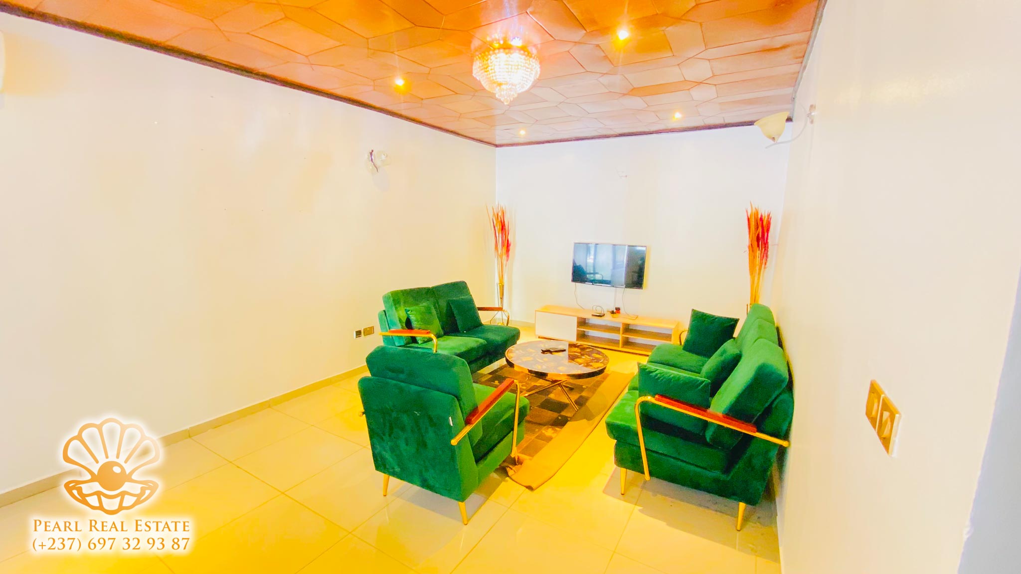 Apartment to rent - Yaoundé, Bastos, Golf - 1 living room(s), 3 bedroom(s), 2 bathroom(s) - 500 000 FCFA / month