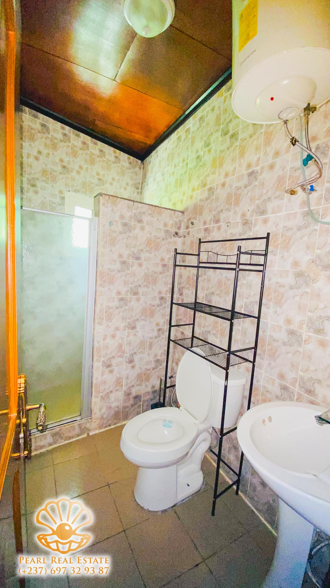 Apartment to rent - Yaoundé, Bastos, Golf - 1 living room(s), 3 bedroom(s), 2 bathroom(s) - 500 000 FCFA / month