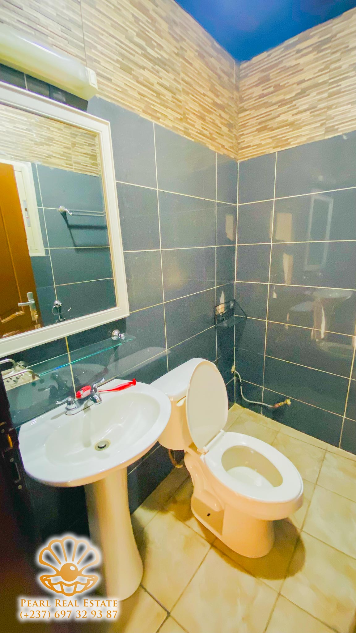 Apartment to rent - Yaoundé, Bastos, Golf - 1 living room(s), 3 bedroom(s), 2 bathroom(s) - 500 000 FCFA / month