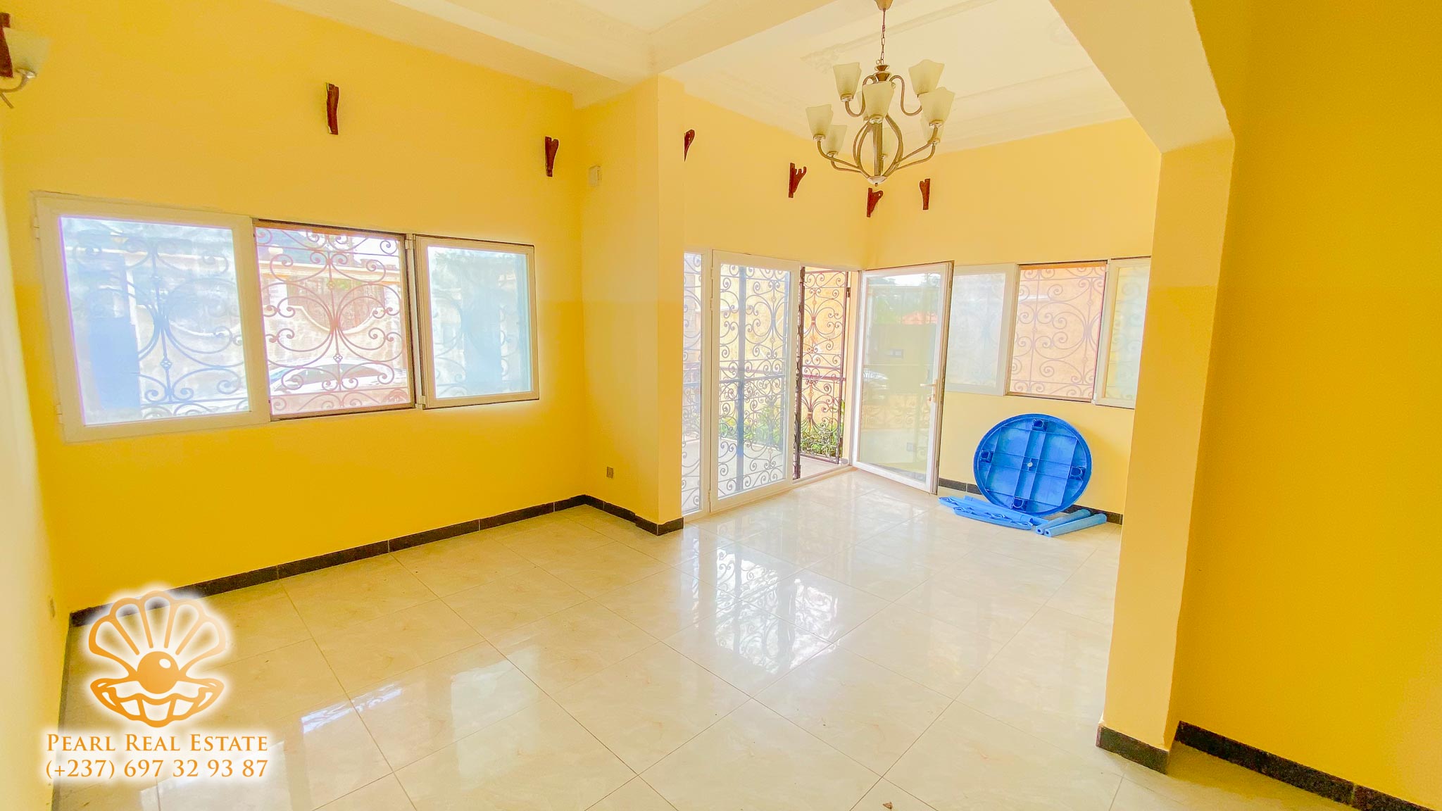 Apartment to rent - Yaoundé, Bastos, Golf Présidence - 1 living room(s), 2 bedroom(s), 1 bathroom(s) - 500 000 FCFA / month