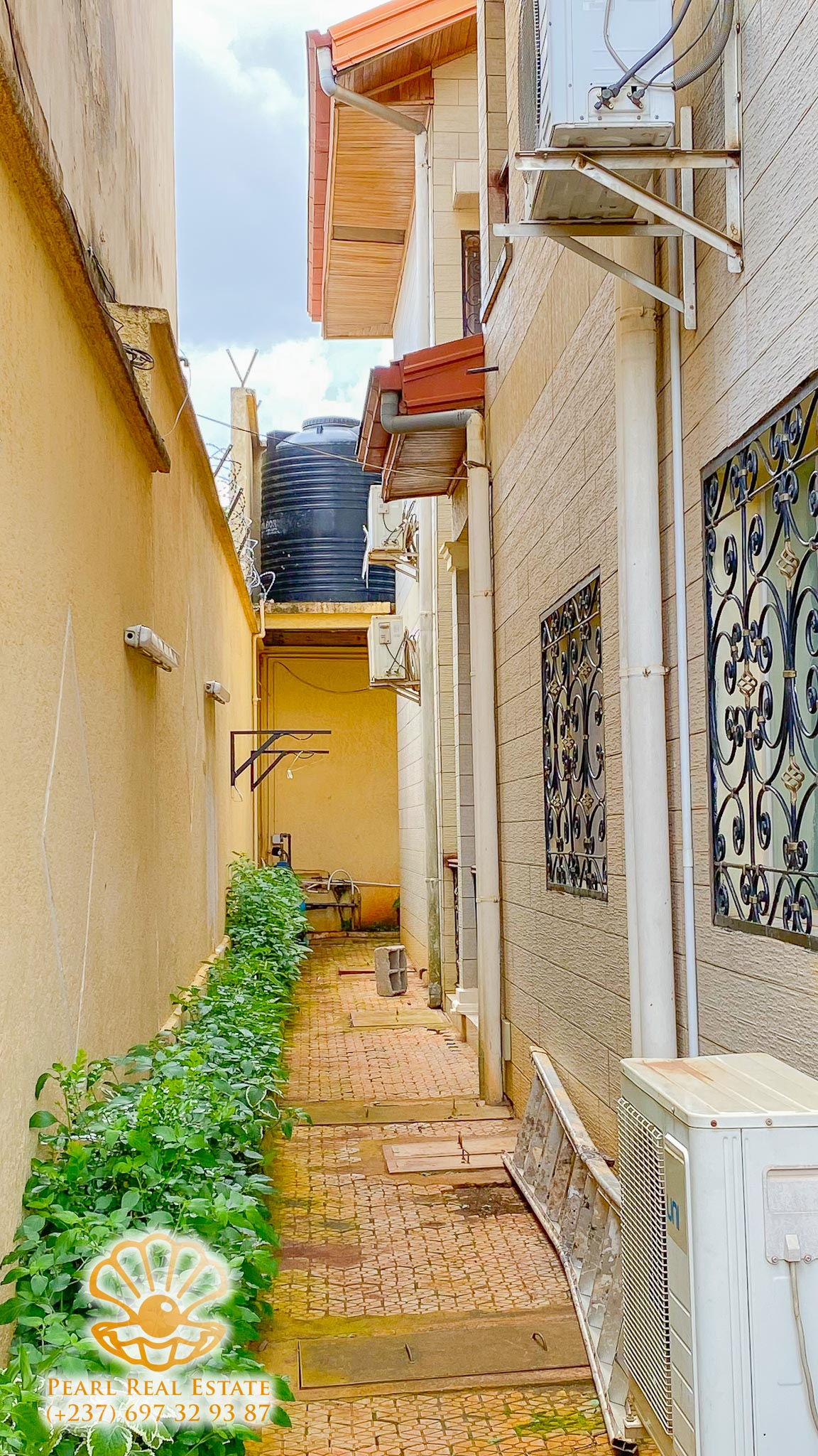 Appartement à louer - Yaoundé, Bastos, Golf Présidence - 1 salon(s), 2 chambre(s), 1 salle(s) de bains - 500 000 FCFA / mois