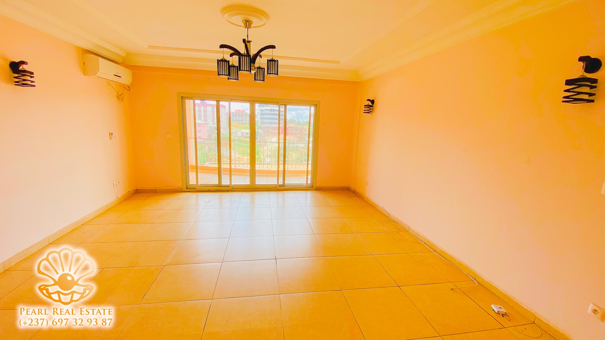 Appartement à louer - Yaoundé, Bastos, Carrefour Bastos - 1 salon(s), 3 chambre(s), 2 salle(s) de bains - 1 300 000 FCFA / mois
