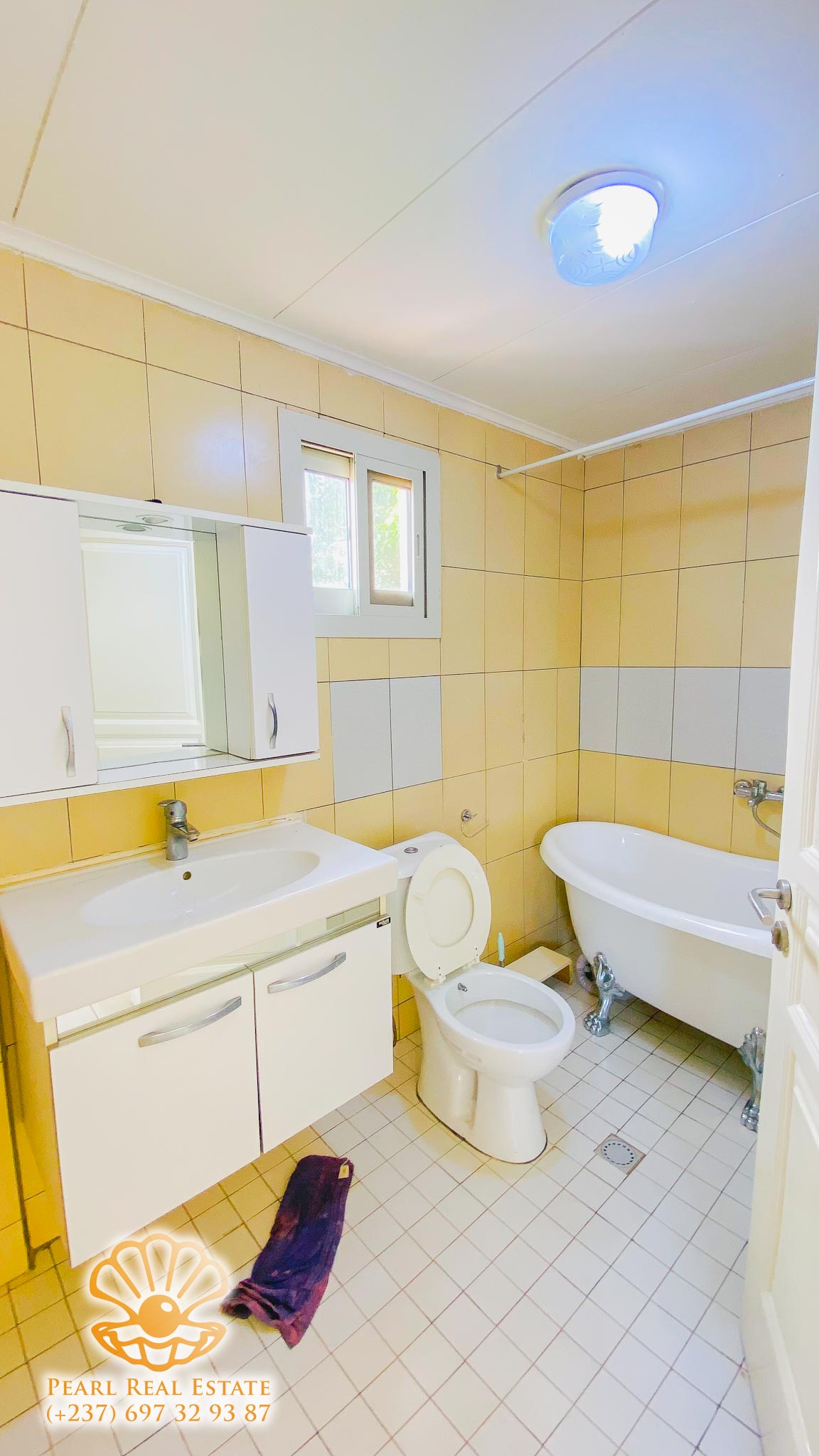 Appartement à louer - Yaoundé, Bastos, Carrefour Bastos - 1 salon(s), 3 chambre(s), 2 salle(s) de bains - 1 300 000 FCFA / mois
