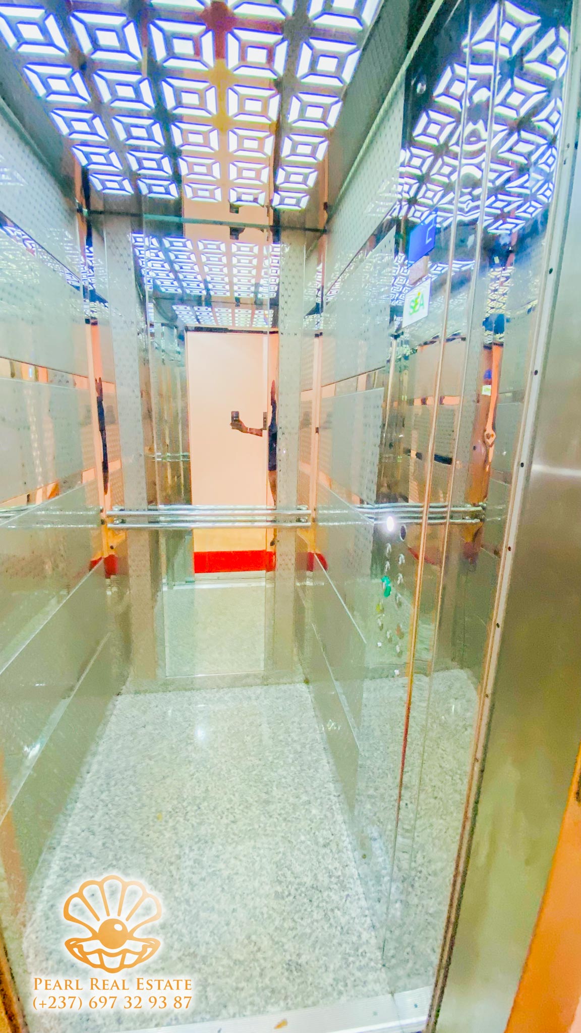 Appartement à louer - Yaoundé, Bastos, Carrefour Bastos - 1 salon(s), 3 chambre(s), 2 salle(s) de bains - 1 300 000 FCFA / mois