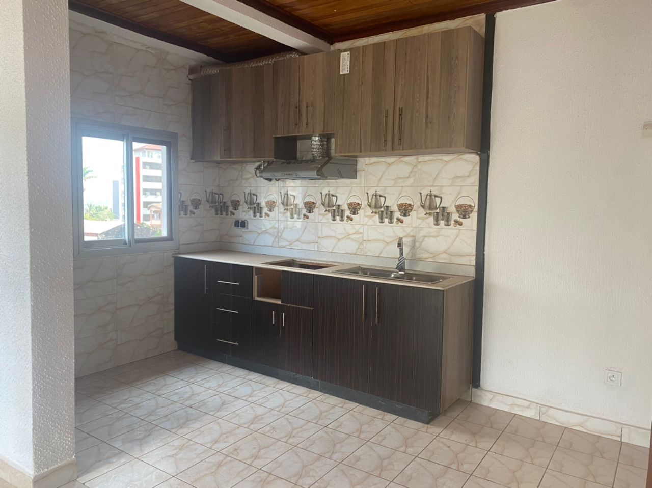 Appartement à louer - Yaoundé, Bastos, Bastos centre - 1 salon(s), 2 chambre(s), 3 salle(s) de bains - 350 000 FCFA / mois