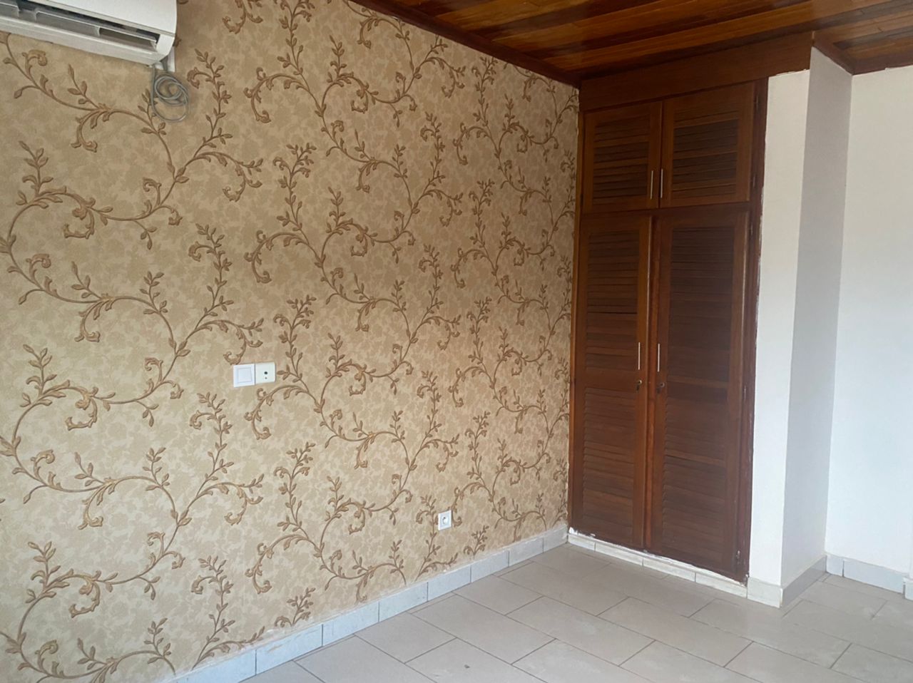 Appartement à louer - Yaoundé, Bastos, Bastos centre - 1 salon(s), 2 chambre(s), 3 salle(s) de bains - 350 000 FCFA / mois