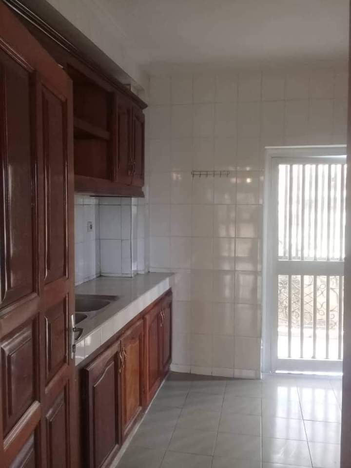 Appartement à louer - Yaoundé, Bastos, Bastos centre - 1 salon(s), 3 chambre(s), 3 salle(s) de bains - 600 000 FCFA / mois
