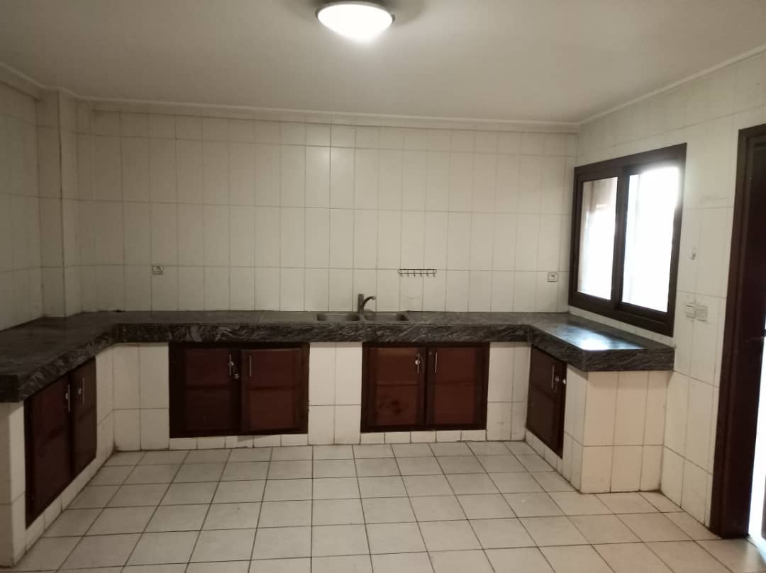 Apartment to rent - Douala, Akwa I, AKWA - 1 living room(s), 3 bedroom(s), 2 bathroom(s) - 750 000 FCFA / month