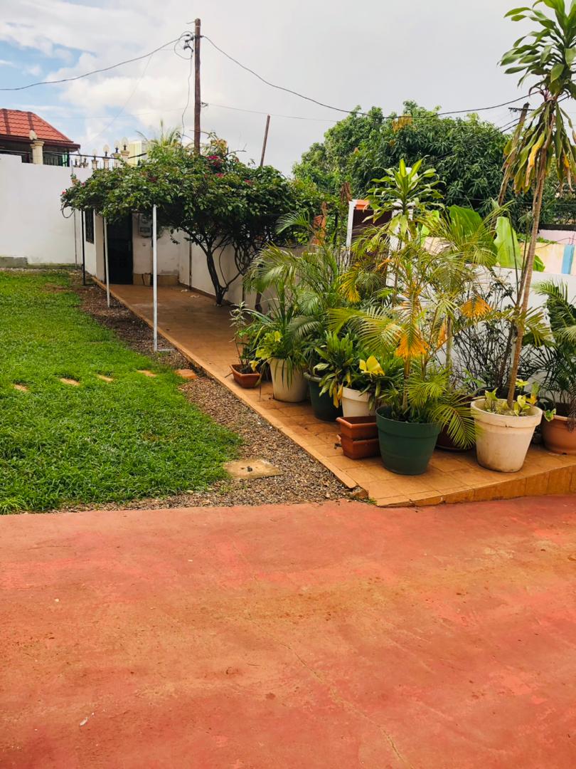 Maison (Villa) à vendre - Yaoundé, Bastos, Dragage - 1 salon(s), 4 chambre(s), 3 salle(s) de bains - 350 000 000 FCFA