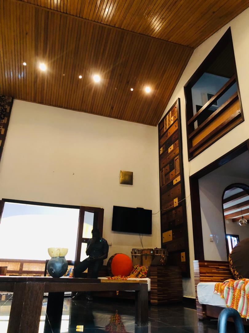Maison (Villa) à vendre - Yaoundé, Bastos, Dragage - 1 salon(s), 4 chambre(s), 3 salle(s) de bains - 350 000 000 FCFA