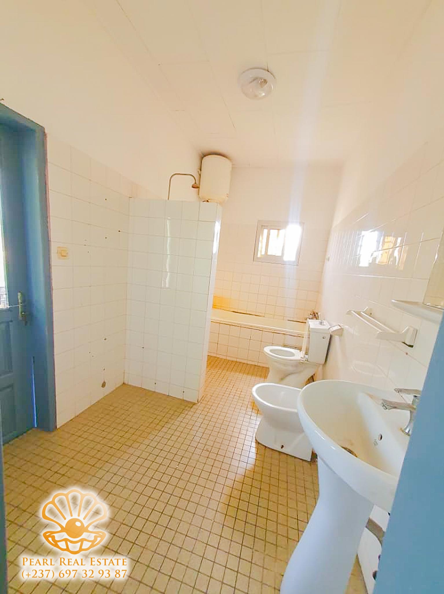 Maison (Villa) à louer - Yaoundé, Bastos, Ambassade de Chine - 1 salon(s), 4 chambre(s), 3 salle(s) de bains - 1 300 000 FCFA / mois
