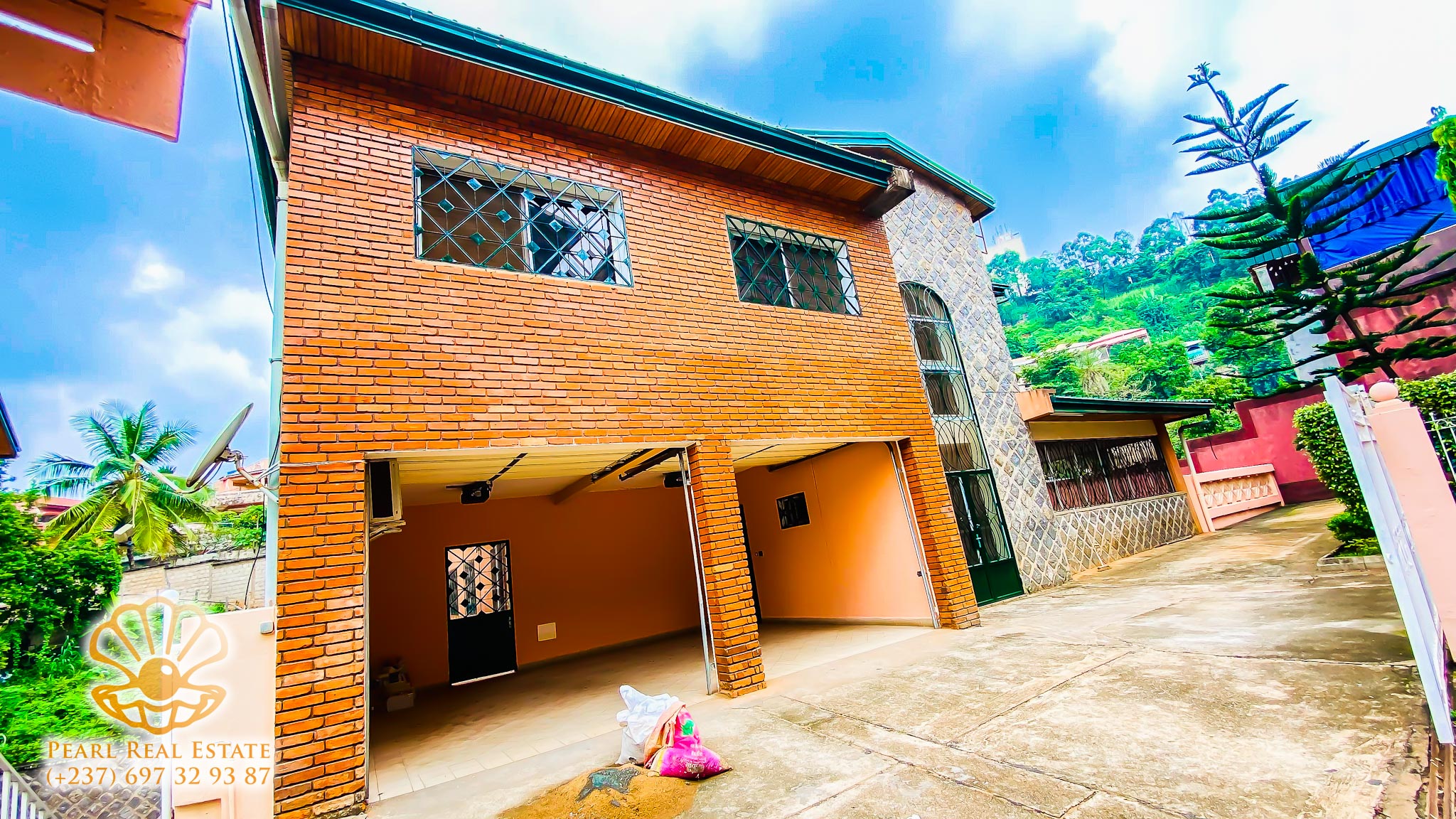 Maison (Villa) à louer - Yaoundé, Bastos, Nouvelle route - 1 salon(s), 4 chambre(s), 3 salle(s) de bains - 3 000 000 FCFA / mois