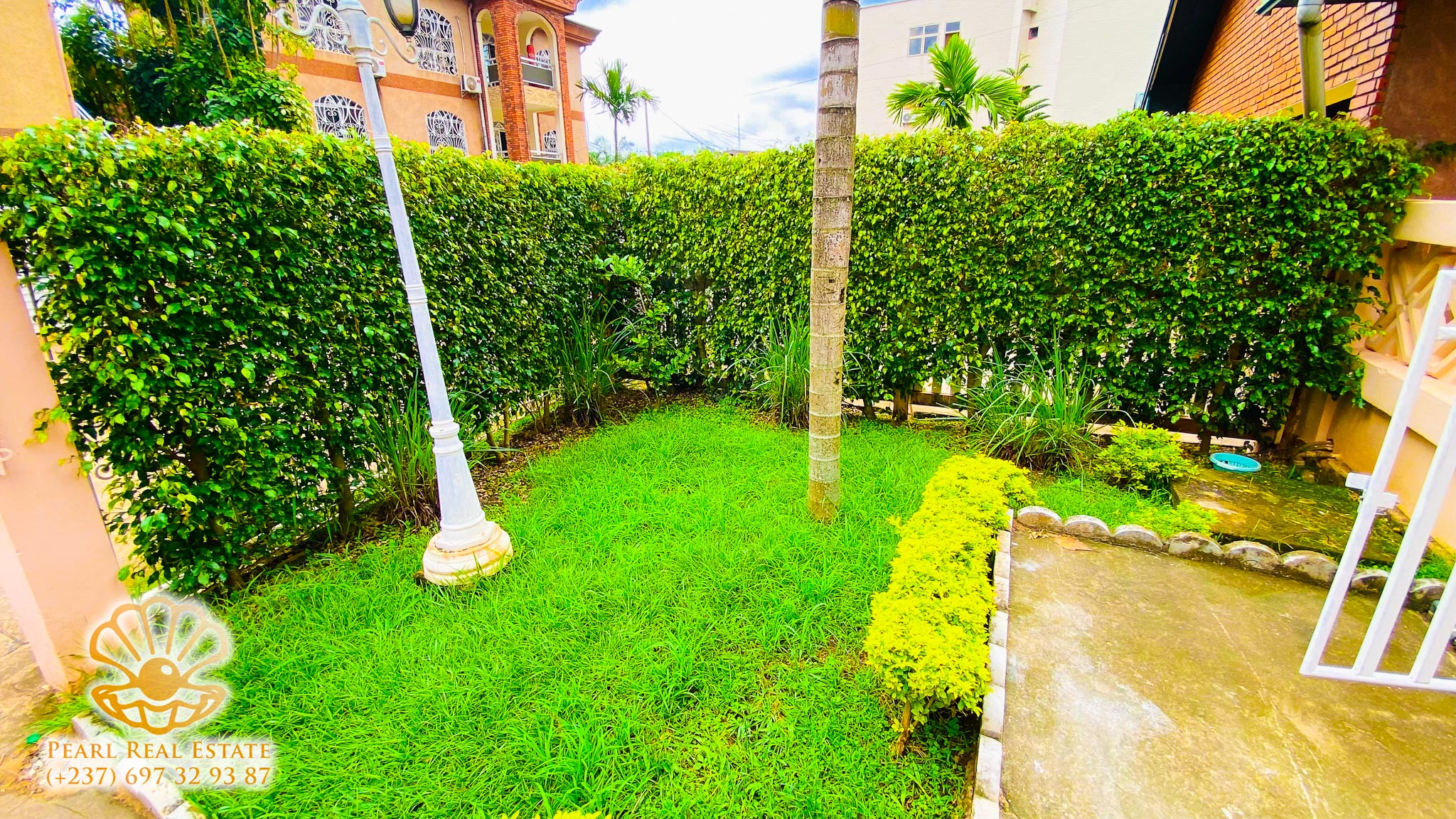 House (Villa) to rent - Yaoundé, Bastos, Nouvelle route - 1 living room(s), 4 bedroom(s), 3 bathroom(s) - 3 000 000 FCFA / month