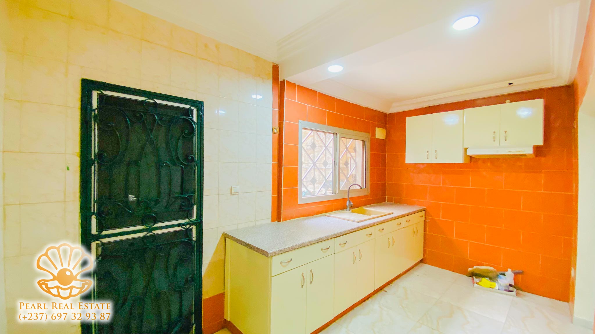 House (Villa) to rent - Yaoundé, Bastos, Nouvelle route - 1 living room(s), 4 bedroom(s), 3 bathroom(s) - 3 000 000 FCFA / month