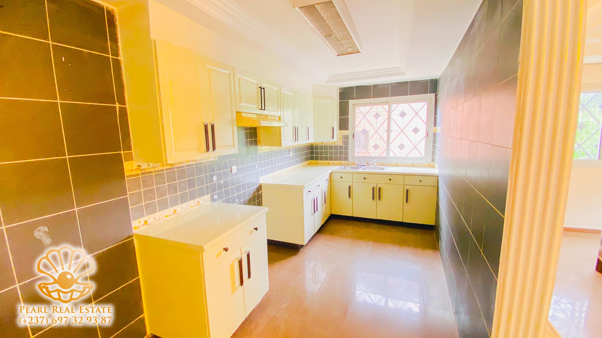 House (Villa) to rent - Yaoundé, Bastos, Nouvelle route - 1 living room(s), 4 bedroom(s), 3 bathroom(s) - 3 000 000 FCFA / month
