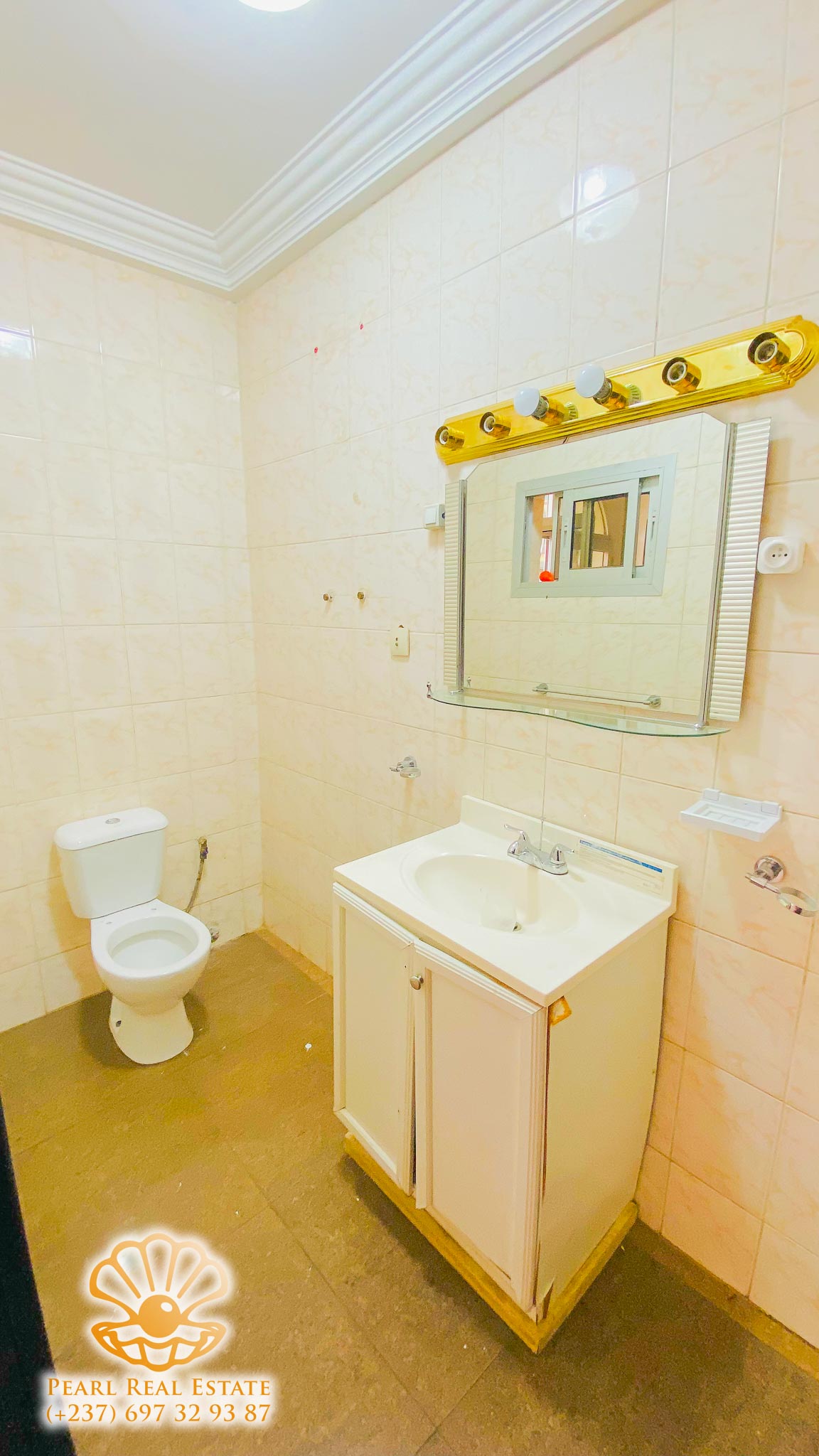 House (Villa) to rent - Yaoundé, Bastos, Nouvelle route - 1 living room(s), 4 bedroom(s), 3 bathroom(s) - 3 000 000 FCFA / month
