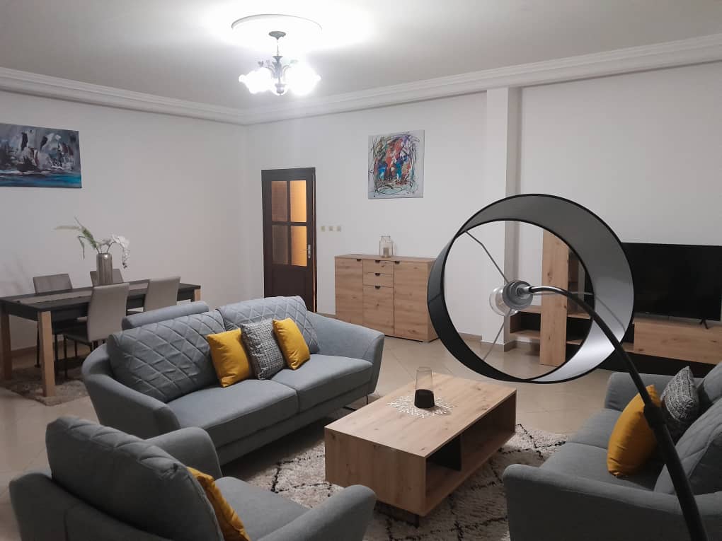 Appartement à louer - Yaoundé, Mfandena, Stade - 1 salon(s), 2 chambre(s), 1 salle(s) de bains - 50 000 FCFA / mois