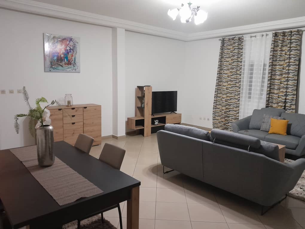 Appartement à louer - Yaoundé, Mfandena, Stade - 1 salon(s), 2 chambre(s), 1 salle(s) de bains - 50 000 FCFA / mois