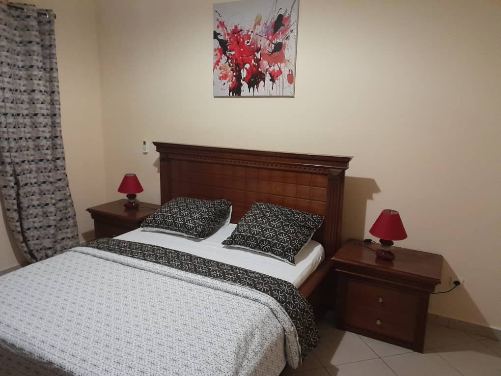 Appartement à louer - Yaoundé, Mfandena, Stade - 1 salon(s), 2 chambre(s), 1 salle(s) de bains - 50 000 FCFA / mois