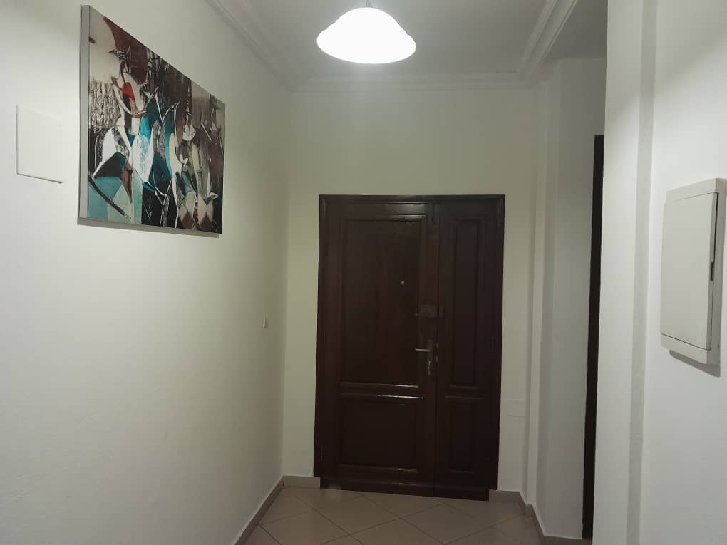 Appartement à louer - Yaoundé, Mfandena, Stade - 1 salon(s), 2 chambre(s), 1 salle(s) de bains - 50 000 FCFA / mois