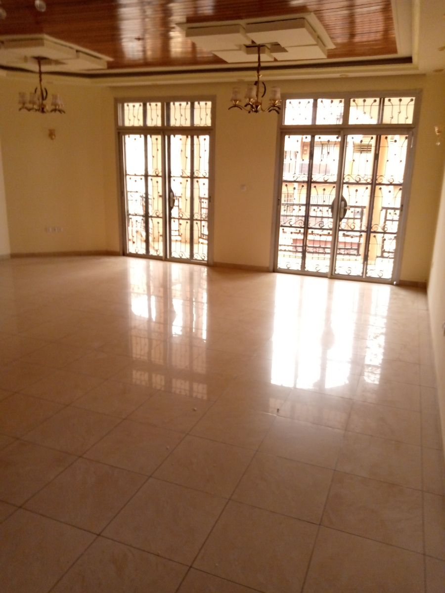 Apartment to rent - Yaoundé, Mfandena, Mfandena - 1 living room(s), 3 bedroom(s), 3 bathroom(s) - 500 000 FCFA / month