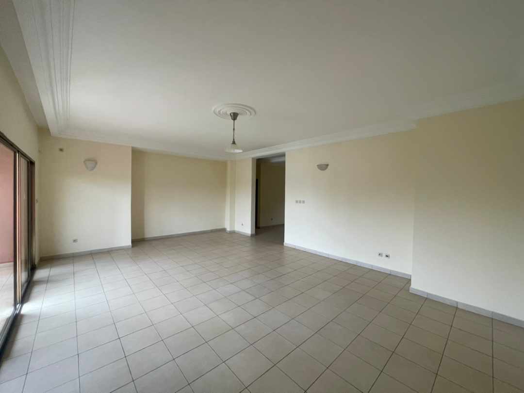 Apartment to rent - Yaoundé, Bastos, Bastos - 1 living room(s), 3 bedroom(s), 3 bathroom(s) - 700 000 FCFA / month