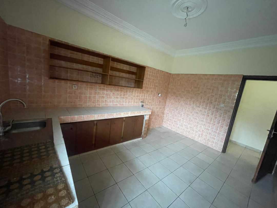 Apartment to rent - Yaoundé, Bastos, Bastos - 1 living room(s), 3 bedroom(s), 3 bathroom(s) - 700 000 FCFA / month
