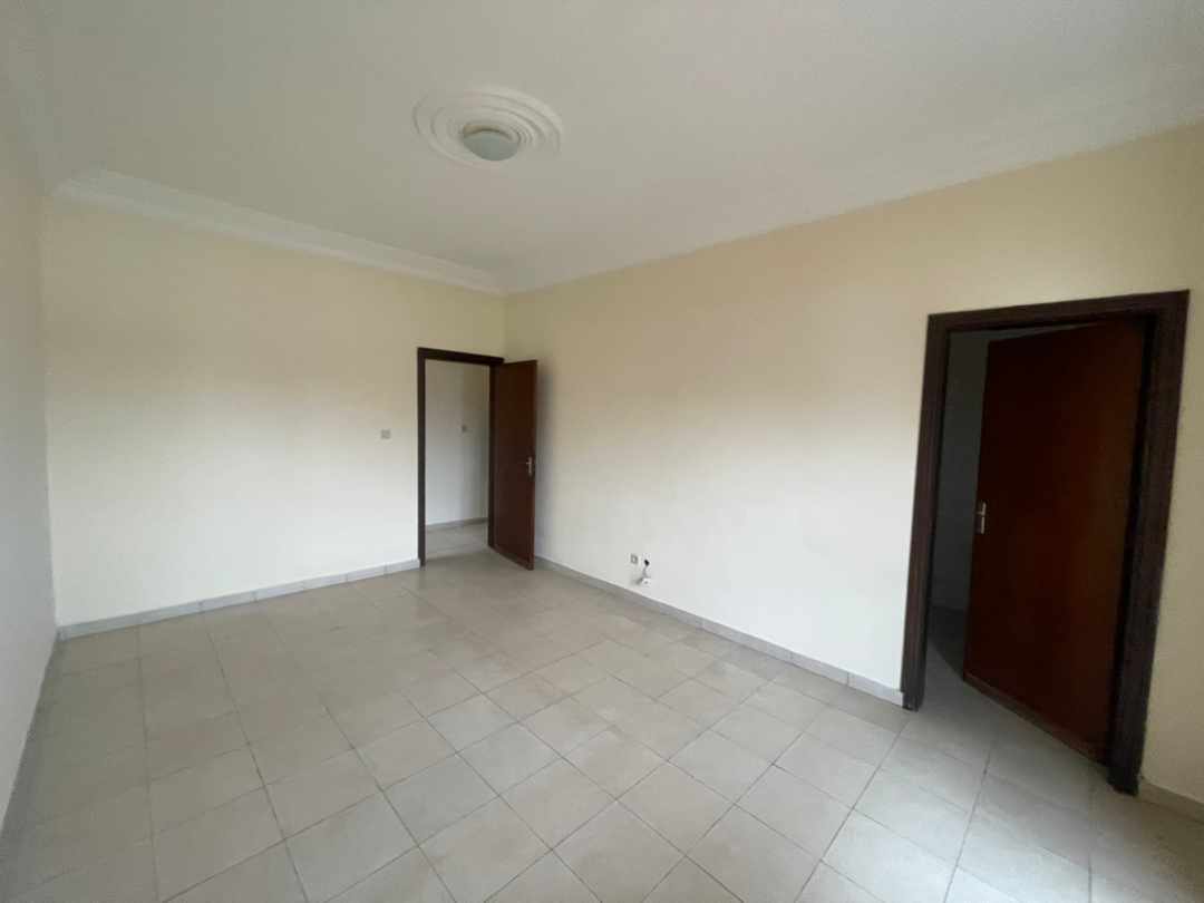 Apartment to rent - Yaoundé, Bastos, Bastos - 1 living room(s), 3 bedroom(s), 3 bathroom(s) - 700 000 FCFA / month